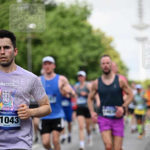 29.06.2025 - hella hamburg halbmarathon Dr. Thomas Lammeyer http://msf.ph/oto/8146479 29.06.2025 10:05:38 Kennedybrücke 1464, 1526, 1653, 1722, 1724, 2091, 2167, 2490, 2591, 2806, 2957, 3039, 3425, 3663, 3976, 4322, 4370, 5602, 5603, 5675, 6087, 6281, 0000, 6302, 6921, 7189, 7223, 7287, 7658, 7846, 8030, 8191, 8392, 8578, 8632, 8822, 8926, 9230, 10074, 10281, 10301, 10576, 10915, 11043 meine-sportfotos.de