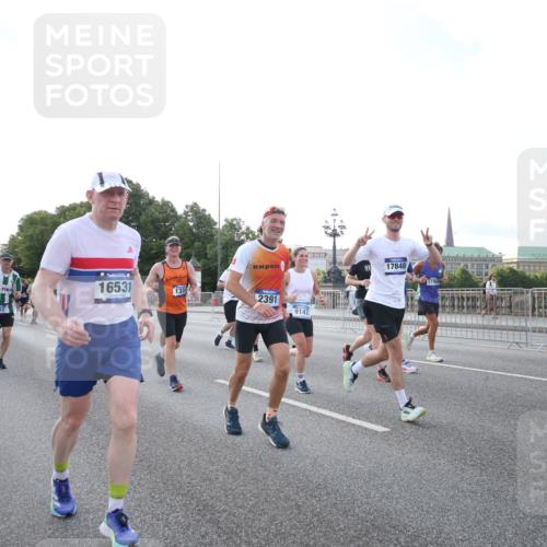 29.06.2025 - hella hamburg halbmarathon Jannik Wohlers http://msf.ph/oto/8146481 29.06.2025 09:59:14 Lombardsbrücke 1334, 1366, 1642, 1955, 2391, 2432, 2630, 3279, 3668, 4426, 4837, 6414, 6415, 8330, 8402, 8520, 8542, 8652, 8846, 8929, 9142, 9488, 9903, 9907, 9984, 10020, 10031, 11039, 11568, 11844, 12446, 12544, 12778, 12909, 12910, 12912, 13503, 13589, 13808, 13841, 14605, 14778, 14818, 14823, 14948, 15179, 15197, 15263, 15269, 15344, 15349, 15441, 15524, 15954, 16095, 16531, 16574, 16609, 16679, 17455, 17769, 17848, 17967, 18200, 18202, 18413 meine-sportfotos.de