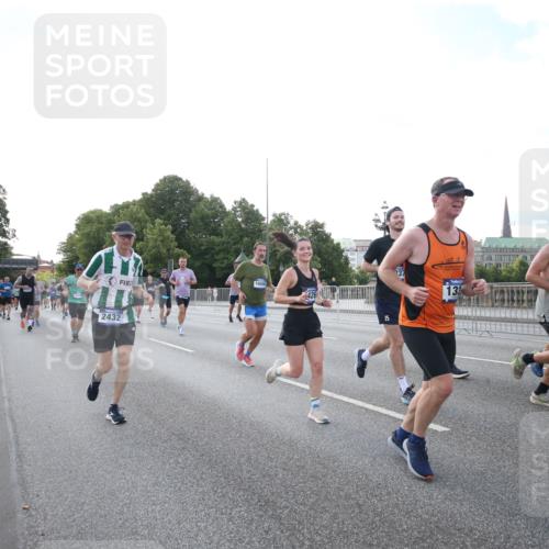 29.06.2025 - hella hamburg halbmarathon Jannik Wohlers http://msf.ph/oto/8146487 29.06.2025 09:59:15 Lombardsbrücke 1334, 1366, 1642, 1955, 2391, 2432, 2630, 3279, 3668, 4426, 4837, 5277, 6414, 6415, 8330, 8402, 8520, 8846, 8929, 9142, 9488, 9907, 9984, 10020, 10031, 11039, 11568, 11844, 12446, 12778, 12909, 12912, 13503, 13523, 13589, 13808, 13841, 14605, 14778, 14818, 14823, 14948, 15179, 15263, 15269, 15344, 15349, 15524, 15954, 16095, 16531, 16574, 16609, 16679, 17455, 17769, 17848, 17967, 18200, 18202, 18413 meine-sportfotos.de
