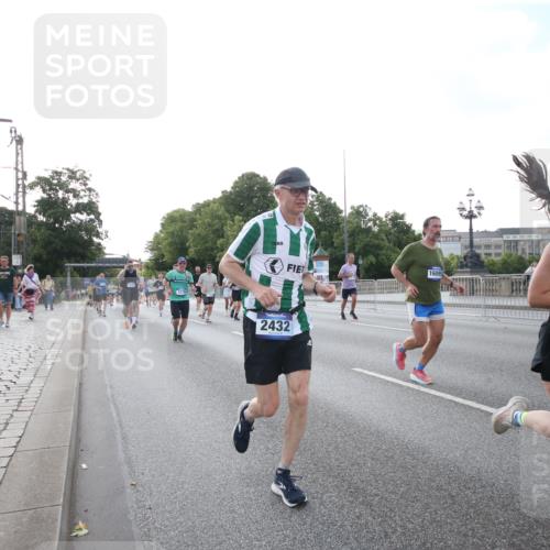 29.06.2025 - hella hamburg halbmarathon Jannik Wohlers http://msf.ph/oto/8146503 29.06.2025 09:59:16 Lombardsbrücke 1334, 1366, 1642, 1955, 2391, 2432, 2630, 3279, 3668, 4426, 4837, 5277, 6414, 6415, 7547, 8330, 8402, 8520, 8846, 9142, 9488, 9907, 9984, 10031, 11039, 11568, 11844, 12778, 12909, 12912, 13503, 13523, 13589, 13808, 13841, 13988, 14605, 14778, 14818, 14823, 14948, 15179, 15263, 15269, 15344, 15349, 15524, 15954, 16095, 16531, 16574, 16609, 16679, 17769, 17848, 17967, 18200, 18202, 18413 meine-sportfotos.de