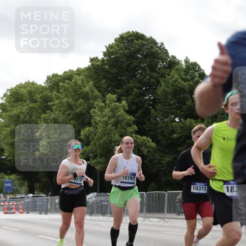 29.06.2025 - hella hamburg halbmarathon Jannik Wohlers http://msf.ph/oto/8146509 29.06.2025 10:10:59 Lombardsbrücke 1723, 3837, 5254, 8171, 8206, 8207, 8368, 9119, 10196, 10372, 11149, 11321, 11755, 12286, 13603, 13939, 14008, 14149, 15252, 15797, 15908, 16383, 17142, 17787, 18382, 19172, 19241 meine-sportfotos.de