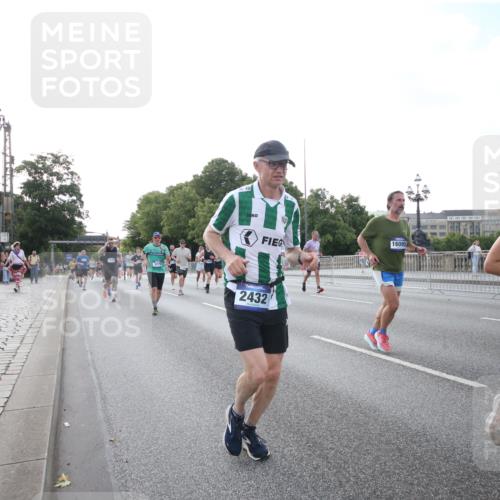 29.06.2025 - hella hamburg halbmarathon Jannik Wohlers http://msf.ph/oto/8146510 29.06.2025 09:59:16 Lombardsbrücke 1334, 1366, 1642, 1955, 2391, 2432, 2630, 3279, 3668, 4426, 4837, 5277, 6414, 6415, 7547, 8330, 8402, 8520, 8846, 9142, 9488, 9907, 9984, 10031, 11039, 11568, 11844, 12778, 12909, 12912, 13503, 13523, 13589, 13808, 13841, 13988, 14605, 14778, 14818, 14823, 14948, 15179, 15263, 15269, 15344, 15349, 15524, 15954, 16095, 16531, 16574, 16609, 16679, 17769, 17848, 17967, 18200, 18202, 18413 meine-sportfotos.de