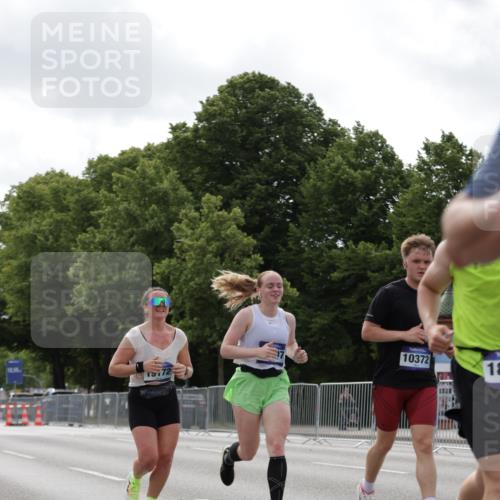 29.06.2025 - hella hamburg halbmarathon Jannik Wohlers http://msf.ph/oto/8146524 29.06.2025 10:10:59 Lombardsbrücke 1723, 3837, 5254, 8171, 8206, 8207, 8368, 9119, 10196, 10372, 11149, 11321, 11755, 12286, 13603, 13939, 14008, 14149, 15252, 15797, 15908, 16383, 17142, 17787, 18382, 19172, 19241 meine-sportfotos.de