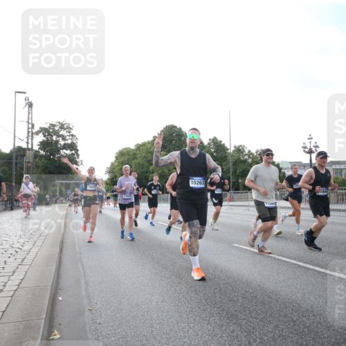 29.06.2025 - hella hamburg halbmarathon Jannik Wohlers http://msf.ph/oto/8146542 29.06.2025 09:59:19 Lombardsbrücke 1334, 1834, 1955, 2391, 2432, 3279, 3668, 3836, 4426, 4837, 5015, 5134, 5277, 6202, 7547, 8330, 8402, 8520, 8846, 9142, 9488, 9907, 9984, 10031, 11039, 11568, 11844, 12479, 12909, 13503, 13523, 13589, 13808, 13841, 13988, 14605, 14778, 14818, 14823, 14948, 15179, 15263, 15269, 15344, 15349, 15524, 15954, 16095, 16531, 16609, 17769, 17848, 17967, 18200, 18202, 18413 meine-sportfotos.de