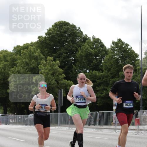 29.06.2025 - hella hamburg halbmarathon Jannik Wohlers http://msf.ph/oto/8146554 29.06.2025 10:10:59 Lombardsbrücke 1723, 3837, 5254, 8171, 8206, 8207, 8368, 9119, 10196, 10372, 11149, 11321, 11755, 12286, 13603, 13939, 14008, 14149, 15252, 15797, 15908, 16383, 17142, 17787, 18382, 19172, 19241 meine-sportfotos.de
