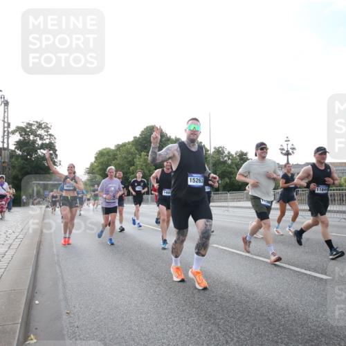 29.06.2025 - hella hamburg halbmarathon Jannik Wohlers http://msf.ph/oto/8146556 29.06.2025 09:59:19 Lombardsbrücke 1334, 1834, 1955, 2391, 2432, 3279, 3668, 3836, 4426, 4837, 5015, 5134, 5277, 6202, 7547, 8330, 8402, 8520, 8846, 9142, 9488, 9907, 9984, 10031, 11039, 11568, 11844, 12479, 12909, 13503, 13523, 13589, 13808, 13841, 13988, 14605, 14778, 14818, 14823, 14948, 15179, 15263, 15269, 15344, 15349, 15524, 15954, 16095, 16531, 16609, 17769, 17848, 17967, 18200, 18202, 18413 meine-sportfotos.de