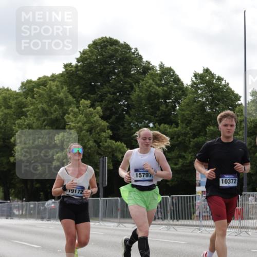 29.06.2025 - hella hamburg halbmarathon Jannik Wohlers http://msf.ph/oto/8146559 29.06.2025 10:10:59 Lombardsbrücke 1723, 3837, 5254, 8171, 8206, 8207, 8368, 9119, 10196, 10372, 11149, 11321, 11755, 12286, 13603, 13939, 14008, 14149, 15252, 15797, 15908, 16383, 17142, 17787, 18382, 19172, 19241 meine-sportfotos.de