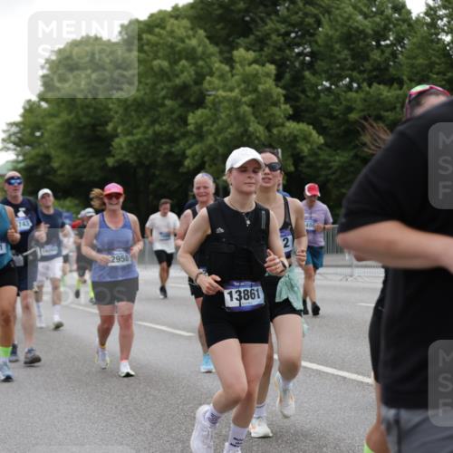 29.06.2025 - hella hamburg halbmarathon Jannik Wohlers http://msf.ph/oto/8146598 29.06.2025 10:47:49 Lombardsbrücke 1157, 1174, 1175, 1645, 1701, 2037, 2163, 2418, 2650, 2756, 2958, 3320, 3468, 3504, 3679, 3933, 4327, 4588, 5585, 5781, 5952, 6143, 7393, 7394, 7532, 8521, 8948, 9775, 9921, 10145, 10777, 10794, 11548, 11742, 11781, 12104, 12192, 12439, 12932, 13377, 13529, 13675, 13861, 14050, 15357, 15743, 16141, 16368, 16722, 16965, 17325, 17339, 17957, 18001, 18248, 18262, 18352, 18480, 19101 meine-sportfotos.de