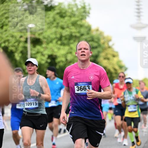 29.06.2025 - hella hamburg halbmarathon Dr. Thomas Lammeyer http://msf.ph/oto/8146602 29.06.2025 10:05:40 Kennedybrücke 1464, 1526, 1653, 1722, 1724, 2091, 2167, 2490, 2591, 2806, 2957, 3039, 3425, 3663, 3976, 4322, 4370, 5547, 5602, 5603, 5675, 6087, 6281, 0000, 6302, 6921, 7189, 7223, 7287, 7658, 7846, 8030, 8191, 8392, 8578, 8632, 8822, 8926, 9230, 10074, 10281, 10301, 10576, 10915, 11043 meine-sportfotos.de