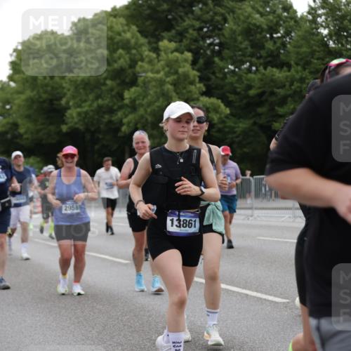 29.06.2025 - hella hamburg halbmarathon Jannik Wohlers http://msf.ph/oto/8146605 29.06.2025 10:47:49 Lombardsbrücke 1157, 1174, 1175, 1645, 1701, 2037, 2163, 2418, 2650, 2756, 2958, 3320, 3468, 3504, 3679, 3933, 4327, 4588, 5585, 5781, 5952, 6143, 7393, 7394, 7532, 8521, 8948, 9775, 9921, 10145, 10777, 10794, 11548, 11742, 11781, 12104, 12192, 12439, 12932, 13377, 13529, 13675, 13861, 14050, 15357, 15743, 16141, 16368, 16722, 16965, 17325, 17339, 17957, 18001, 18248, 18262, 18352, 18480, 19101 meine-sportfotos.de