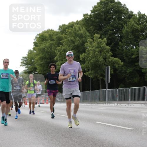 29.06.2025 - hella hamburg halbmarathon Jannik Wohlers http://msf.ph/oto/8146626 29.06.2025 10:11:06 Lombardsbrücke 1531, 1866, 3837, 8115, 8368, 8807, 8810, 9119, 10372, 11321, 11755, 12286, 13203, 13603, 13939, 14008, 14149, 15797, 17787, 18278, 18382, 19172 meine-sportfotos.de