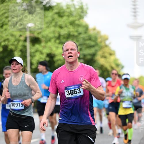 29.06.2025 - hella hamburg halbmarathon Dr. Thomas Lammeyer http://msf.ph/oto/8146628 29.06.2025 10:05:40 Kennedybrücke 1464, 1526, 1653, 1722, 1724, 2091, 2167, 2490, 2591, 2806, 2957, 3039, 3425, 3663, 3976, 4322, 4370, 5547, 5602, 5603, 5675, 6087, 6281, 0000, 6302, 6921, 7189, 7223, 7287, 7658, 7846, 8030, 8191, 8392, 8578, 8632, 8822, 8926, 9230, 10074, 10281, 10301, 10576, 10915, 11043 meine-sportfotos.de