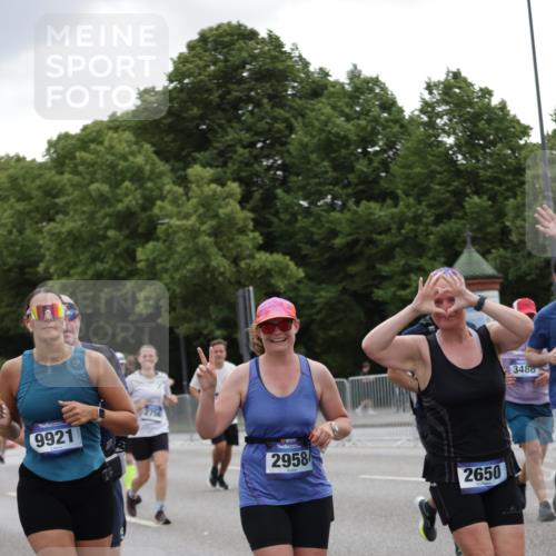 29.06.2025 - hella hamburg halbmarathon Jannik Wohlers http://msf.ph/oto/8146640 29.06.2025 10:47:51 Lombardsbrücke 1157, 1174, 1175, 1645, 1701, 2037, 2195, 2418, 2475, 2650, 2756, 2909, 2958, 3320, 3468, 3504, 3679, 3933, 4327, 4588, 5585, 5781, 5952, 6143, 7393, 7394, 7532, 8521, 8948, 9775, 9921, 10145, 11548, 11742, 11781, 12022, 12104, 12152, 12192, 12439, 12932, 13377, 13529, 13559, 13675, 13861, 14050, 15743, 16141, 16368, 16722, 16965, 17325, 17339, 17957, 18001, 18248, 18262, 18352, 18480, 19101 meine-sportfotos.de