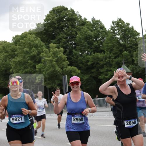 29.06.2025 - hella hamburg halbmarathon Jannik Wohlers http://msf.ph/oto/8146642 29.06.2025 10:47:51 Lombardsbrücke 1157, 1174, 1175, 1645, 1701, 2037, 2195, 2418, 2475, 2650, 2756, 2909, 2958, 3320, 3468, 3504, 3679, 3933, 4327, 4588, 5585, 5781, 5952, 6143, 7393, 7394, 7532, 8521, 8948, 9775, 9921, 10145, 11548, 11742, 11781, 12022, 12104, 12152, 12192, 12439, 12932, 13377, 13529, 13559, 13675, 13861, 14050, 15743, 16141, 16368, 16722, 16965, 17325, 17339, 17957, 18001, 18248, 18262, 18352, 18480, 19101 meine-sportfotos.de
