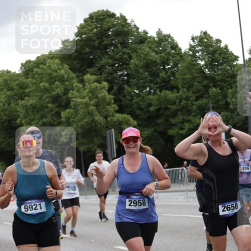 29.06.2025 - hella hamburg halbmarathon Jannik Wohlers http://msf.ph/oto/8146647 29.06.2025 10:47:51 Lombardsbrücke 1157, 1174, 1175, 1645, 1701, 2037, 2195, 2418, 2475, 2650, 2756, 2909, 2958, 3320, 3468, 3504, 3679, 3933, 4327, 4588, 5585, 5781, 5952, 6143, 7393, 7394, 7532, 8521, 8948, 9775, 9921, 10145, 11548, 11742, 11781, 12022, 12104, 12152, 12192, 12439, 12932, 13377, 13529, 13559, 13675, 13861, 14050, 15743, 16141, 16368, 16722, 16965, 17325, 17339, 17957, 18001, 18248, 18262, 18352, 18480, 19101 meine-sportfotos.de