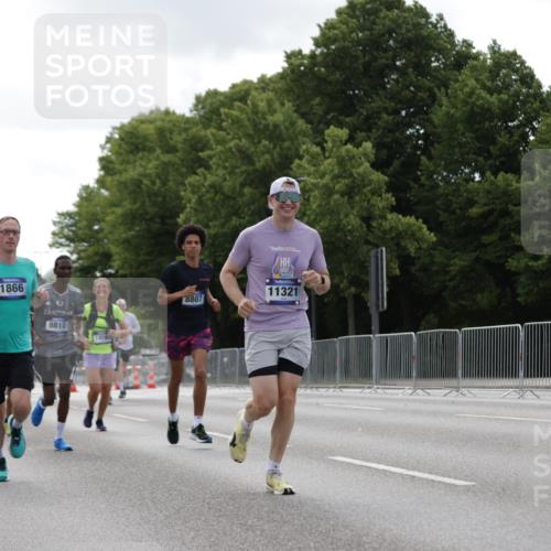 29.06.2025 - hella hamburg halbmarathon Jannik Wohlers http://msf.ph/oto/8146648 29.06.2025 10:11:07 Lombardsbrücke 1531, 1866, 8115, 8368, 8807, 8810, 10372, 11321, 11755, 12286, 13203, 13939, 14008, 15797, 17080, 17787, 17866, 18278, 18382, 19172 meine-sportfotos.de