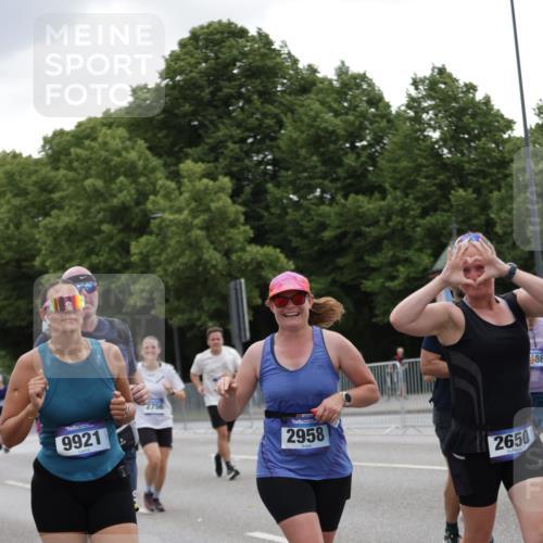 29.06.2025 - hella hamburg halbmarathon Jannik Wohlers http://msf.ph/oto/8146650 29.06.2025 10:47:51 Lombardsbrücke 1157, 1174, 1175, 1645, 1701, 2037, 2195, 2418, 2475, 2650, 2756, 2909, 2958, 3320, 3468, 3504, 3679, 3933, 4327, 4588, 5585, 5781, 5952, 6143, 7393, 7394, 7532, 8521, 8948, 9775, 9921, 10145, 11548, 11742, 11781, 12022, 12104, 12152, 12192, 12439, 12932, 13377, 13529, 13559, 13675, 13861, 14050, 15743, 16141, 16368, 16722, 16965, 17325, 17339, 17957, 18001, 18248, 18262, 18352, 18480, 19101 meine-sportfotos.de