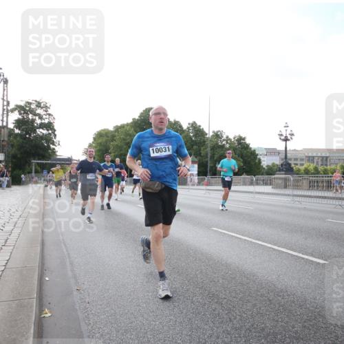 29.06.2025 - hella hamburg halbmarathon Jannik Wohlers http://msf.ph/oto/8146663 29.06.2025 09:59:22 Lombardsbrücke 1334, 1834, 1955, 2364, 2391, 2432, 2676, 3279, 3668, 3836, 4426, 4837, 5015, 5134, 5277, 6174, 6201, 6202, 6602, 7547, 8285, 8330, 8402, 8520, 8846, 9142, 9488, 9907, 9984, 10031, 10093, 11039, 11366, 11568, 11753, 11844, 12479, 13503, 13523, 13589, 13808, 13988, 14605, 14778, 14818, 14948, 15110, 15179, 15263, 15344, 15349, 15524, 15954, 16095, 16531, 16609, 17769, 17848, 17967, 18413 meine-sportfotos.de
