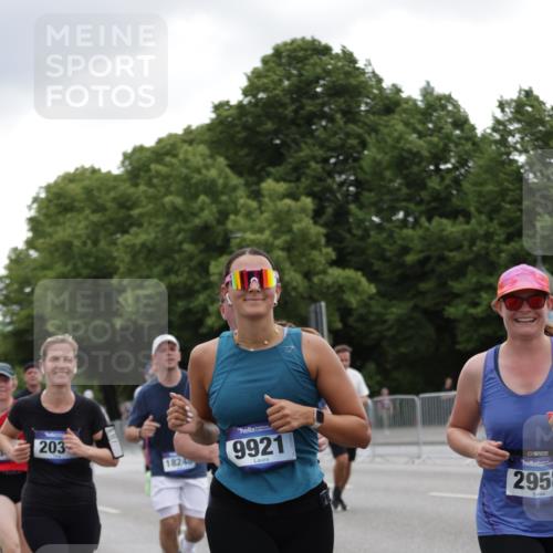 29.06.2025 - hella hamburg halbmarathon Jannik Wohlers http://msf.ph/oto/8146665 29.06.2025 10:47:52 Lombardsbrücke 1157, 1174, 1175, 1645, 1701, 2037, 2195, 2418, 2475, 2627, 2650, 2756, 2909, 2958, 3320, 3468, 3504, 3679, 3933, 4327, 4588, 5585, 5781, 5952, 6143, 7393, 7394, 7532, 8521, 8948, 9775, 9921, 10145, 11548, 11742, 11781, 12022, 12104, 12152, 12192, 12439, 12452, 12932, 13377, 13529, 13559, 13675, 13861, 14050, 15743, 16141, 16368, 16669, 16693, 16722, 16965, 17325, 17339, 17930, 17957, 18001, 18248, 18480 meine-sportfotos.de