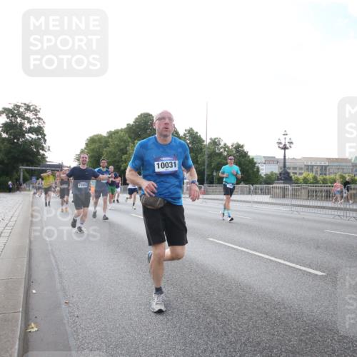 29.06.2025 - hella hamburg halbmarathon Jannik Wohlers http://msf.ph/oto/8146673 29.06.2025 09:59:22 Lombardsbrücke 1334, 1834, 1955, 2364, 2391, 2432, 2676, 3279, 3668, 3836, 4426, 4837, 5015, 5134, 5277, 6174, 6201, 6202, 6602, 7547, 8285, 8330, 8402, 8520, 8846, 9142, 9488, 9907, 9984, 10031, 10093, 11039, 11366, 11568, 11753, 11844, 12479, 13503, 13523, 13589, 13808, 13988, 14605, 14778, 14818, 14948, 15110, 15179, 15263, 15344, 15349, 15524, 15954, 16095, 16531, 16609, 17769, 17848, 17967, 18413 meine-sportfotos.de