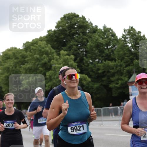 29.06.2025 - hella hamburg halbmarathon Jannik Wohlers http://msf.ph/oto/8146675 29.06.2025 10:47:52 Lombardsbrücke 1157, 1174, 1175, 1645, 1701, 2037, 2195, 2418, 2475, 2627, 2650, 2756, 2909, 2958, 3320, 3468, 3504, 3679, 3933, 4327, 4588, 5585, 5781, 5952, 6143, 7393, 7394, 7532, 8521, 8948, 9775, 9921, 10145, 11548, 11742, 11781, 12022, 12104, 12152, 12192, 12439, 12452, 12932, 13377, 13529, 13559, 13675, 13861, 14050, 15743, 16141, 16368, 16669, 16693, 16722, 16965, 17325, 17339, 17930, 17957, 18001, 18248, 18480 meine-sportfotos.de