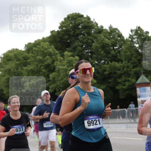 29.06.2025 - hella hamburg halbmarathon Jannik Wohlers http://msf.ph/oto/8146677 29.06.2025 10:47:52 Lombardsbrücke 1157, 1174, 1175, 1645, 1701, 2037, 2195, 2418, 2475, 2627, 2650, 2756, 2909, 2958, 3320, 3468, 3504, 3679, 3933, 4327, 4588, 5585, 5781, 5952, 6143, 7393, 7394, 7532, 8521, 8948, 9775, 9921, 10145, 11548, 11742, 11781, 12022, 12104, 12152, 12192, 12439, 12452, 12932, 13377, 13529, 13559, 13675, 13861, 14050, 15743, 16141, 16368, 16669, 16693, 16722, 16965, 17325, 17339, 17930, 17957, 18001, 18248, 18480 meine-sportfotos.de