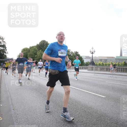 29.06.2025 - hella hamburg halbmarathon Jannik Wohlers http://msf.ph/oto/8146688 29.06.2025 09:59:23 Lombardsbrücke 1334, 1834, 1955, 2348, 2364, 2391, 2432, 2676, 3279, 3668, 3836, 4426, 4837, 5015, 5134, 5277, 6174, 6201, 6202, 6587, 6602, 7547, 8285, 8330, 8402, 9142, 9907, 9984, 10031, 10093, 10337, 11039, 11366, 11568, 11753, 11797, 11799, 11844, 12479, 13503, 13523, 13589, 13808, 13988, 14605, 14778, 14818, 14948, 15110, 15179, 15263, 15344, 15349, 15954, 16095, 16531, 16609, 17160, 17769, 17848, 17967, 18413 meine-sportfotos.de