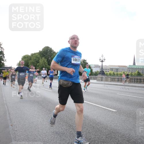 29.06.2025 - hella hamburg halbmarathon Jannik Wohlers http://msf.ph/oto/8146695 29.06.2025 09:59:23 Lombardsbrücke 1334, 1834, 1955, 2348, 2364, 2391, 2432, 2676, 3279, 3668, 3836, 4426, 4837, 5015, 5134, 5277, 6174, 6201, 6202, 6587, 6602, 7547, 8285, 8330, 8402, 9142, 9907, 9984, 10031, 10093, 10337, 11039, 11366, 11568, 11753, 11797, 11799, 11844, 12479, 13503, 13523, 13589, 13808, 13988, 14605, 14778, 14818, 14948, 15110, 15179, 15263, 15344, 15349, 15954, 16095, 16531, 16609, 17160, 17769, 17848, 17967, 18413 meine-sportfotos.de