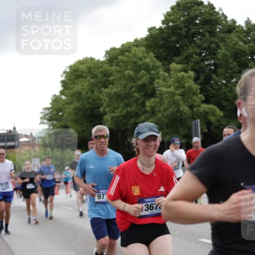 29.06.2025 - hella hamburg halbmarathon Jannik Wohlers http://msf.ph/oto/8146760 29.06.2025 10:47:54 Lombardsbrücke 1157, 1174, 1175, 1645, 2037, 2195, 2418, 2475, 2627, 2650, 2756, 2909, 2958, 3320, 3504, 3661, 3679, 3933, 4588, 5585, 5781, 5952, 6143, 7532, 8461, 8521, 8948, 9775, 9921, 10145, 11742, 11781, 12022, 12104, 12152, 12192, 12439, 12452, 12932, 13377, 13529, 13559, 13675, 13861, 14050, 15593, 15743, 16141, 16368, 16669, 16693, 16935, 16965, 17930, 18248, 18480 meine-sportfotos.de