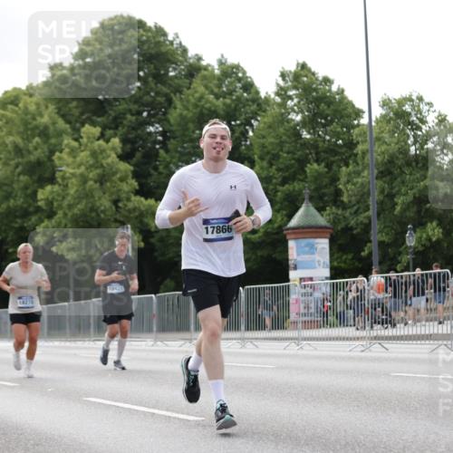 29.06.2025 - hella hamburg halbmarathon Jannik Wohlers http://msf.ph/oto/8146768 29.06.2025 10:11:14 Lombardsbrücke 1328, 1531, 1866, 1992, 3363, 4227, 5605, 7571, 8115, 8807, 8810, 9428, 10428, 11321, 11507, 12473, 13177, 13203, 13939, 14008, 15797, 15945, 17080, 17638, 17866, 18278 meine-sportfotos.de