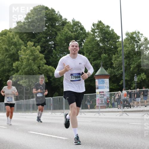 29.06.2025 - hella hamburg halbmarathon Jannik Wohlers http://msf.ph/oto/8146772 29.06.2025 10:11:14 Lombardsbrücke 1328, 1531, 1866, 1992, 3363, 4227, 5605, 7571, 8115, 8807, 8810, 9428, 10428, 11321, 11507, 12473, 13177, 13203, 13939, 14008, 15797, 15945, 17080, 17638, 17866, 18278 meine-sportfotos.de