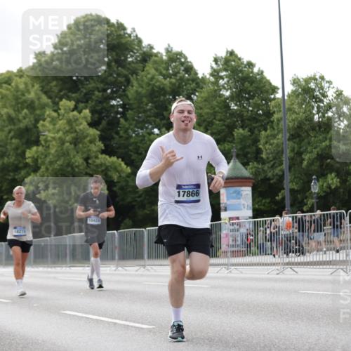 29.06.2025 - hella hamburg halbmarathon Jannik Wohlers http://msf.ph/oto/8146781 29.06.2025 10:11:14 Lombardsbrücke 1328, 1531, 1866, 1992, 3363, 4227, 5605, 7571, 8115, 8807, 8810, 9428, 10428, 11321, 11507, 12473, 13177, 13203, 13939, 14008, 15797, 15945, 17080, 17638, 17866, 18278 meine-sportfotos.de