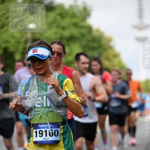 29.06.2025 - hella hamburg halbmarathon Dr. Thomas Lammeyer http://msf.ph/oto/8146785 29.06.2025 10:05:44 Kennedybrücke 1464, 1653, 1722, 1724, 2167, 2490, 2591, 2806, 2957, 3039, 3199, 3663, 3976, 4322, 5547, 5602, 5603, 5675, 6087, 6281, 0000, 6302, 6327, 6438, 6921, 7189, 7223, 7846, 8030, 8191, 8392, 8578, 8632, 8822, 8926, 9230, 10074, 10281, 10301, 10882, 10915, 11043 meine-sportfotos.de