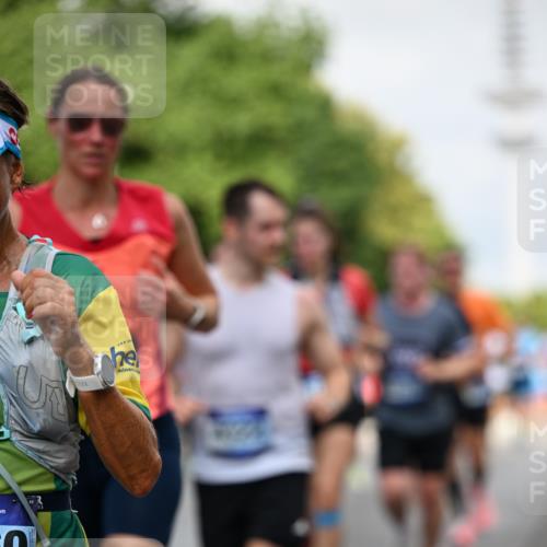 29.06.2025 - hella hamburg halbmarathon Dr. Thomas Lammeyer http://msf.ph/oto/8146798 29.06.2025 10:05:44 Kennedybrücke 1464, 1653, 1722, 1724, 2167, 2490, 2591, 2806, 2957, 3039, 3199, 3663, 3976, 4322, 5547, 5602, 5603, 5675, 6087, 6281, 0000, 6302, 6327, 6438, 6921, 7189, 7223, 7846, 8030, 8191, 8392, 8578, 8632, 8822, 8926, 9230, 10074, 10281, 10301, 10882, 10915, 11043 meine-sportfotos.de