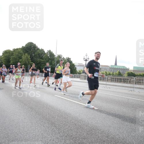 29.06.2025 - hella hamburg halbmarathon Jannik Wohlers http://msf.ph/oto/8146799 29.06.2025 09:59:30 Lombardsbrücke 1006, 1125, 1834, 1914, 2348, 2364, 2676, 2677, 2910, 3836, 4013, 4231, 4772, 5015, 5134, 5277, 5341, 6174, 6201, 6202, 6462, 6587, 6602, 6636, 7547, 8223, 8285, 8330, 8402, 8573, 8730, 9611, 10031, 10093, 10337, 11366, 11568, 11753, 11797, 11799, 11844, 12248, 12479, 13503, 13523, 13589, 13808, 13988, 14139, 14429, 14750, 14778, 14785, 14818, 15097, 15110, 15179, 15263, 15344, 15349, 15431, 15954, 16327, 16609, 17160, 17468, 17525, 18413 meine-sportfotos.de