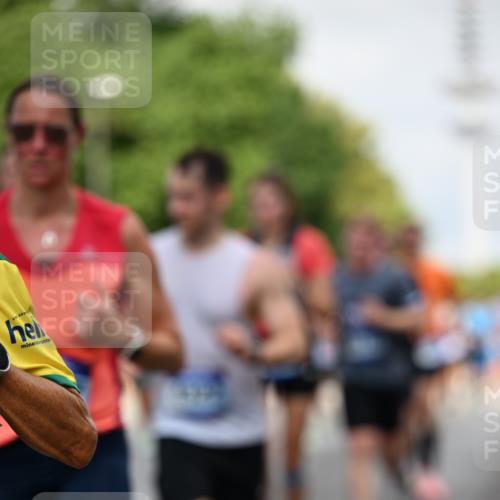 29.06.2025 - hella hamburg halbmarathon Dr. Thomas Lammeyer http://msf.ph/oto/8146801 29.06.2025 10:05:44 Kennedybrücke 1464, 1653, 1722, 1724, 2167, 2490, 2591, 2806, 2957, 3039, 3199, 3663, 3976, 4322, 5547, 5602, 5603, 5675, 6087, 6281, 0000, 6302, 6327, 6438, 6921, 7189, 7223, 7846, 8030, 8191, 8392, 8578, 8632, 8822, 8926, 9230, 10074, 10281, 10301, 10882, 10915, 11043 meine-sportfotos.de