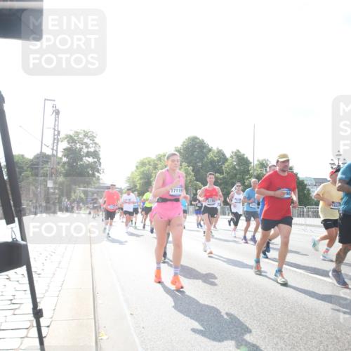 29.06.2025 - hella hamburg halbmarathon Jannik Wohlers http://msf.ph/oto/8146813 29.06.2025 10:00:01 Lombardsbrücke 1019, 1180, 1526, 1544, 1568, 1681, 2027, 2086, 2346, 2426, 2606, 2652, 2730, 2982, 3042, 3177, 3319, 3400, 3794, 3861, 4419, 4579, 4594, 4767, 4813, 4940, 4945, 5643, 5728, 6082, 6084, 6104, 6220, 6260, 6470, 6891, 7159, 8531, 8669, 9450, 9485, 9622, 10044, 10582, 10587, 10665, 10766, 10797, 11083, 11324, 11499, 11523, 11527, 11605, 11846, 11960, 11992, 12515, 12646, 12773, 12774, 12879, 13234, 13236, 13376, 13459, 13512, 14135, 14348, 15189, 16418, 17145 meine-sportfotos.de