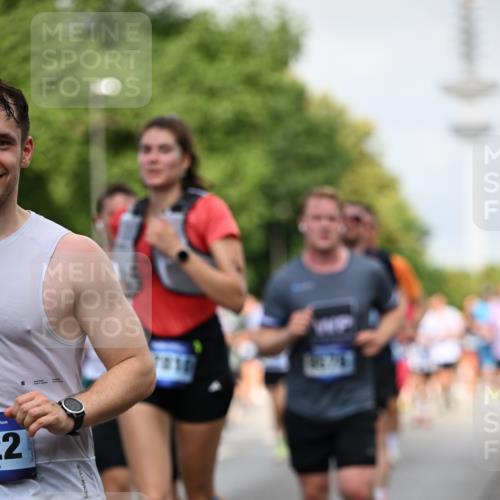29.06.2025 - hella hamburg halbmarathon Dr. Thomas Lammeyer http://msf.ph/oto/8146821 29.06.2025 10:05:45 Kennedybrücke 1464, 1653, 1722, 1724, 1881, 2167, 2591, 2806, 2957, 3039, 3199, 3663, 3976, 4322, 5547, 5602, 5603, 5675, 6281, 0000, 6302, 6327, 6438, 6921, 7189, 7223, 7846, 8030, 8191, 8392, 8578, 8632, 8822, 8926, 9230, 10074, 10281, 10301, 10882, 10915, 11043 meine-sportfotos.de