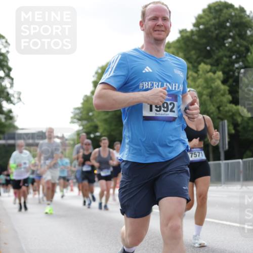 29.06.2025 - hella hamburg halbmarathon Jannik Wohlers http://msf.ph/oto/8146968 29.06.2025 10:11:19 Lombardsbrücke 1328, 1531, 1866, 1992, 3363, 4227, 5379, 5605, 7571, 8115, 8807, 8810, 9191, 9428, 10042, 10428, 11321, 11507, 12473, 13177, 13203, 13939, 14008, 14384, 15945, 17080, 17638, 17774, 17866, 18278 meine-sportfotos.de