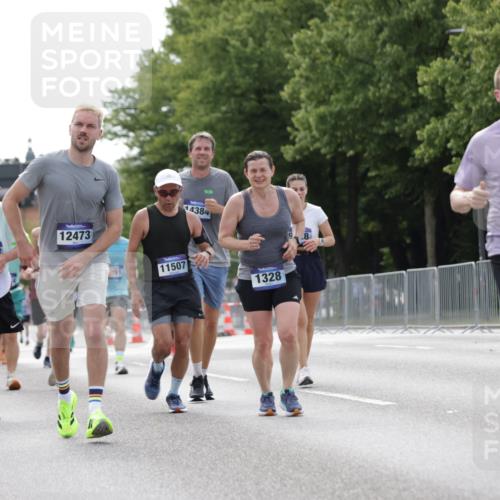 29.06.2025 - hella hamburg halbmarathon Jannik Wohlers http://msf.ph/oto/8146980 29.06.2025 10:11:20 Lombardsbrücke 1328, 1531, 1866, 1992, 3363, 4227, 5379, 5605, 7571, 8115, 8807, 8810, 9191, 9428, 10042, 10428, 11321, 11507, 12473, 13177, 13203, 13939, 13958, 14008, 14384, 15945, 17080, 17638, 17774, 17866, 18278 meine-sportfotos.de