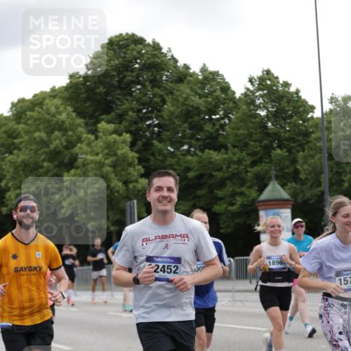 29.06.2025 - hella hamburg halbmarathon Jannik Wohlers http://msf.ph/oto/8146990 29.06.2025 10:48:06 Lombardsbrücke 1142, 1167, 1584, 2195, 2475, 2627, 2909, 3224, 3661, 5781, 6143, 8461, 8719, 8760, 8948, 9775, 9787, 10059, 10204, 12022, 12152, 12192, 12452, 13559, 13814, 13914, 15489, 15593, 15715, 16368, 16498, 16499, 16669, 16693, 16701, 16935, 17631, 17930, 18282, 18496, 18909, 18967, 19024, 19083, 19135 meine-sportfotos.de