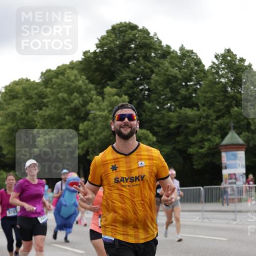 29.06.2025 - hella hamburg halbmarathon Jannik Wohlers http://msf.ph/oto/8147038 29.06.2025 10:48:07 Lombardsbrücke 1142, 1167, 1584, 2195, 2475, 2627, 2716, 2909, 3224, 3661, 5781, 6143, 7947, 7948, 8461, 8719, 8760, 8948, 9787, 10059, 10204, 12022, 12152, 12192, 12452, 13559, 13814, 13914, 15489, 15593, 15715, 16368, 16498, 16499, 16669, 16693, 16701, 16935, 17631, 17930, 18282, 18496, 18909, 18967, 19024, 19083, 19135 meine-sportfotos.de