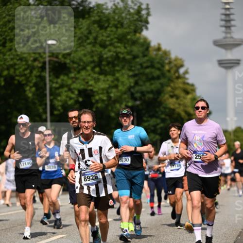 29.06.2025 - hella hamburg halbmarathon Dr. Thomas Lammeyer http://msf.ph/oto/8147051 29.06.2025 10:05:52 Kennedybrücke 1184, 1329, 1464, 1653, 1722, 1724, 1881, 1940, 2591, 2806, 2957, 3039, 3199, 3663, 4322, 4649, 5547, 5602, 5603, 0000, 6327, 6438, 6921, 7189, 7223, 7846, 8191, 8578, 8632, 8926, 9230, 9741, 10074, 10882, 10915 meine-sportfotos.de
