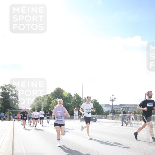 29.06.2025 - hella hamburg halbmarathon Jannik Wohlers http://msf.ph/oto/8147055 29.06.2025 10:00:18 Lombardsbrücke 1568, 1583, 1611, 2236, 2474, 2982, 3059, 3141, 3794, 3983, 4579, 4616, 4767, 5418, 6138, 6443, 6714, 6757, 8478, 8632, 8923, 9124, 9553, 9555, 9577, 10074, 10599, 10746, 11523, 11605, 11623, 12515, 12787, 13086, 13376, 13498, 13558, 14348, 14673, 15189, 15980, 16093, 16418, 16434, 17087, 17145, 17268, 17852, 18125, 18450, 18508, 18612, 18762, 18919 meine-sportfotos.de