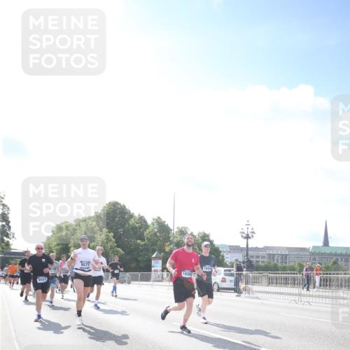 29.06.2025 - hella hamburg halbmarathon Jannik Wohlers http://msf.ph/oto/8147074 29.06.2025 10:00:19 Lombardsbrücke 1568, 1583, 1611, 2236, 2474, 3059, 3141, 3983, 4616, 5418, 6138, 6443, 6714, 6757, 8478, 8632, 8923, 9124, 9553, 9555, 9577, 10074, 10599, 10705, 10746, 11523, 11605, 11623, 12787, 13086, 13376, 13407, 13498, 13558, 14348, 14577, 14673, 15189, 15980, 16093, 16418, 16434, 17087, 17145, 17268, 17852, 18125, 18426, 18450, 18508, 18612, 18762, 18919 meine-sportfotos.de