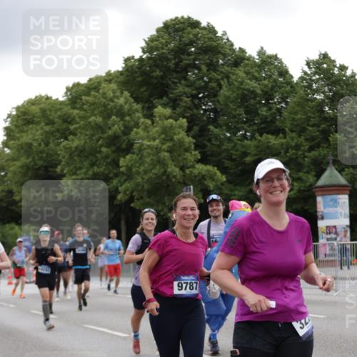 29.06.2025 - hella hamburg halbmarathon Jannik Wohlers http://msf.ph/oto/8147083 29.06.2025 10:48:10 Lombardsbrücke 1142, 1167, 1584, 2195, 2437, 2438, 2475, 2627, 2716, 2909, 3224, 3661, 5010, 7203, 7947, 7948, 8461, 8719, 8760, 8948, 9787, 10059, 10204, 12022, 12152, 12452, 13559, 13814, 13845, 13914, 15489, 15593, 15715, 16498, 16499, 16669, 16693, 16701, 16935, 16974, 17631, 17930, 18282, 18496, 18909, 18967, 19024, 19083, 19135 meine-sportfotos.de