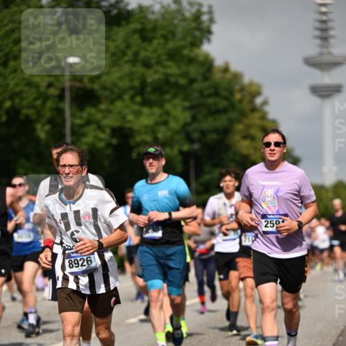 29.06.2025 - hella hamburg halbmarathon Dr. Thomas Lammeyer http://msf.ph/oto/8147096 29.06.2025 10:05:52 Kennedybrücke 1184, 1329, 1464, 1653, 1722, 1724, 1881, 1940, 2591, 2806, 2957, 3039, 3199, 3663, 4322, 4649, 5547, 5602, 5603, 0000, 6327, 6438, 6921, 7189, 7223, 7846, 8191, 8578, 8632, 8926, 9230, 9741, 10074, 10882, 10915 meine-sportfotos.de