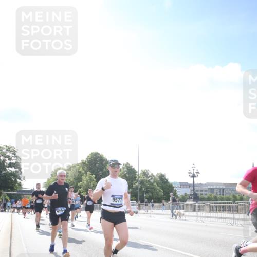 29.06.2025 - hella hamburg halbmarathon Jannik Wohlers http://msf.ph/oto/8147100 29.06.2025 10:00:20 Lombardsbrücke 1568, 1583, 1611, 2236, 2474, 3059, 3141, 3983, 4616, 5033, 5418, 6138, 6443, 6714, 6757, 8478, 8632, 8923, 9124, 9553, 9555, 9577, 10074, 10599, 10705, 10746, 11605, 11623, 12787, 12809, 13086, 13376, 13407, 13498, 13558, 14348, 14577, 14673, 15189, 15980, 16093, 16418, 16434, 17087, 17145, 17268, 17852, 18125, 18426, 18450, 18508, 18612, 18762, 18919 meine-sportfotos.de