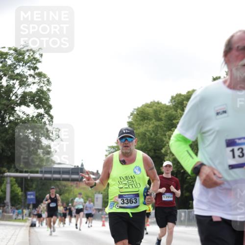 29.06.2025 - hella hamburg halbmarathon Jannik Wohlers http://msf.ph/oto/8147180 29.06.2025 10:11:25 Lombardsbrücke 1328, 1531, 1992, 3363, 4227, 5379, 5605, 7571, 9191, 9428, 10042, 10409, 10428, 11507, 11537, 11917, 12473, 13177, 13203, 13542, 13958, 14384, 15945, 17080, 17638, 17774, 17866, 18261, 18278, 18395 meine-sportfotos.de