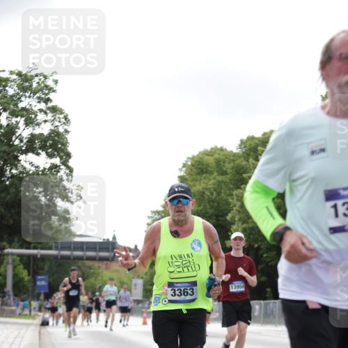 29.06.2025 - hella hamburg halbmarathon Jannik Wohlers http://msf.ph/oto/8147183 29.06.2025 10:11:25 Lombardsbrücke 1328, 1531, 1992, 3363, 4227, 5379, 5605, 7571, 9191, 9428, 10042, 10409, 10428, 11507, 11537, 11917, 12473, 13177, 13203, 13542, 13958, 14384, 15945, 17080, 17638, 17774, 17866, 18261, 18278, 18395 meine-sportfotos.de
